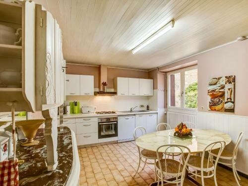 Spacious Holiday Home In Saint-martin Le Redon With Garden