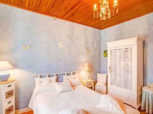 Spacious Holiday Home In Saint-martin Le Redon With Garden