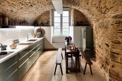 Saint-yrieix-la-perche Town House Sleeps 10