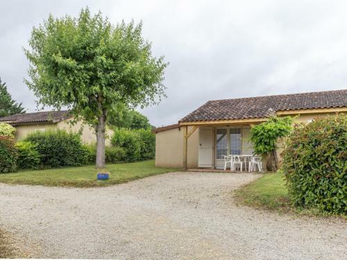 Lovely Holiday Home In Thonac With Swimming Pool