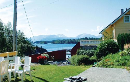 Holiday Home Hatlestrand Hatlestrandsvegen V