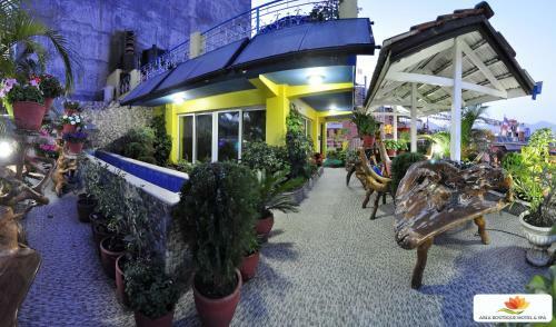 Royal Penguin Boutique Hotel