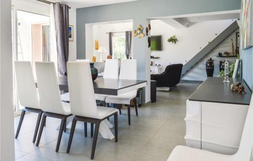 Three-bedroom Holiday Home In Sta Maria Poggio