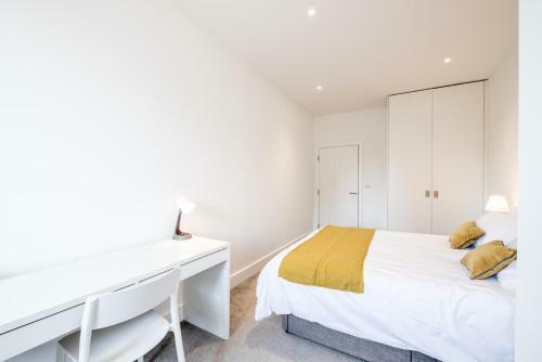 Huge Bedford Apartment For Business Workers By Comfy Workers