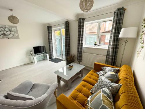 Big Contractor House, Modern Finish With Garden And Parking By Comfy Workers