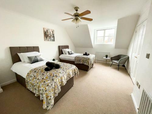 Big Contractor House, Modern Finish With Garden And Parking By Comfy Workers