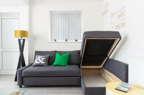 Solihull Contractors 4 Bedroom House With 7 Beds & Parking