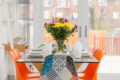 Solihull Contractors 4 Bedroom House With 7 Beds & Parking