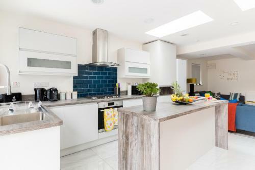 Solihull Contractors 4 Bedroom House With 7 Beds & Parking