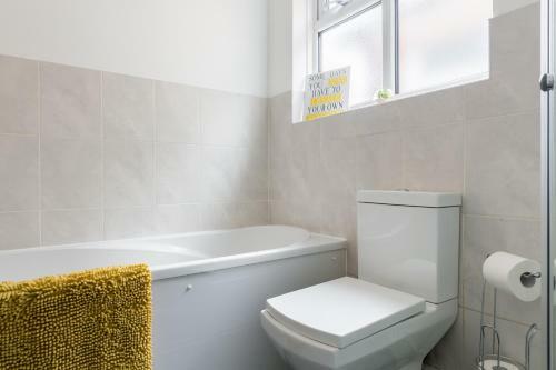 Solihull Contractors 4 Bedroom House With 7 Beds & Parking