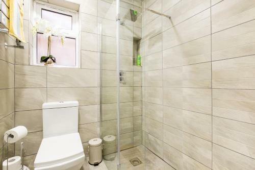 Solihull Contractors 4 Bedroom House With 7 Beds & Parking