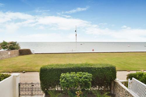 Bognor Regis Villa Sleeps 14 Wifi