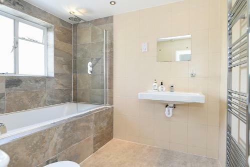 Bognor Regis Villa Sleeps 14 Wifi