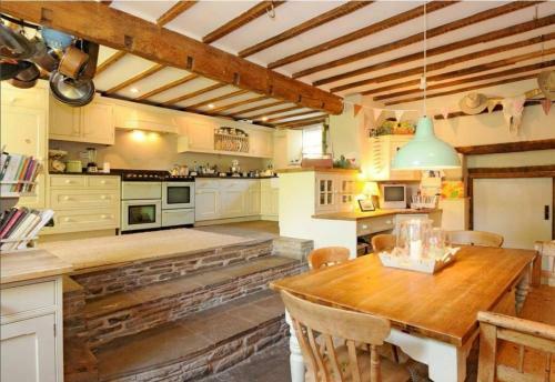 Beautiful 6-bed Home In Brecon