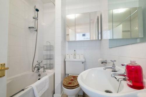 Cosy, Bright Apartment Moments From The Sea!