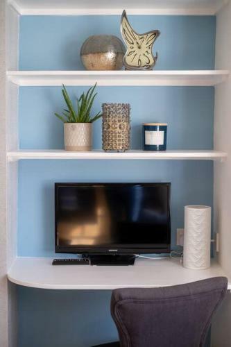 Cosy, Bright Apartment Moments From The Sea!