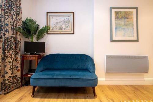 Large Regency Studio Apartment Near The Sea