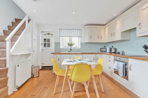 Smugglers View 3 Bedroom Historic Cottage Direct Sea Views