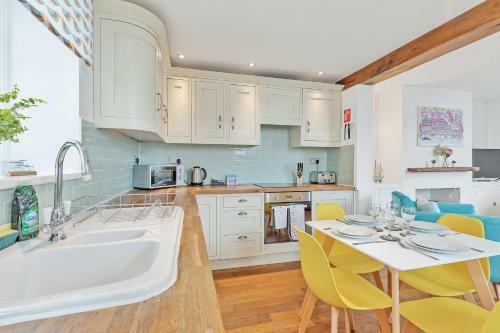Smugglers View 3 Bedroom Historic Cottage Direct Sea Views