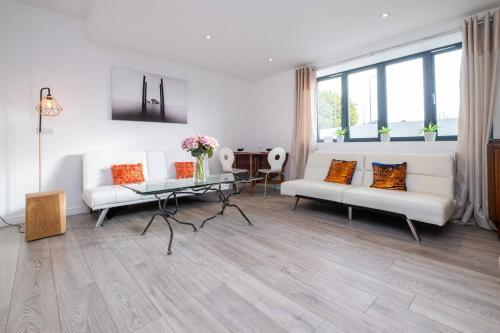 Light, Bright & Beautiful Apartment With Parking