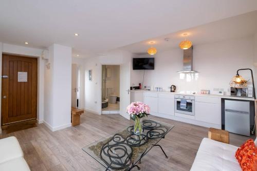 Light, Bright & Beautiful Apartment With Parking