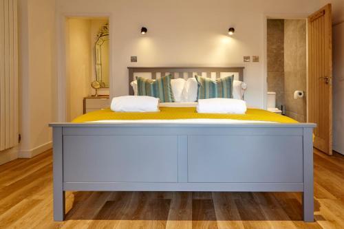 The Mural - City Centre With Parking - Your Apartment
