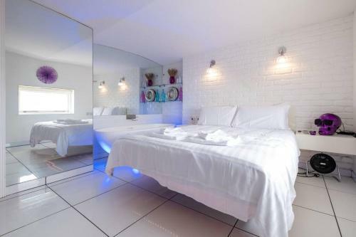 Wonderland Seafront Cottage - Relax With Sea Views
