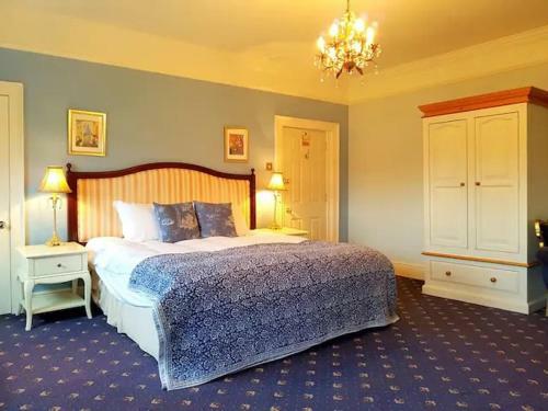 Hotel No 6 The Square Tearooms & Accommodation