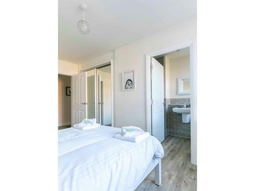 2br Modern Apartment Overlooking The Meadows