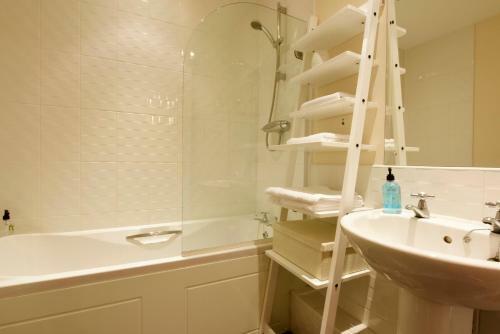 Nunnery Fields - Cosy Apartment With On Site Parking