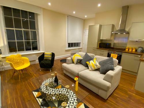 Luxury High Street Apartment