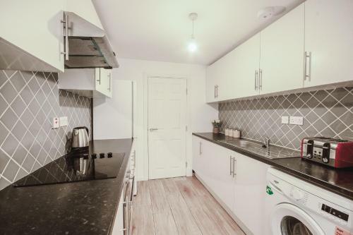 Spacious 4 Bed House, City Centre - Parking Available
