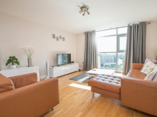 Incredible 2 Bed Apartment With Views & Parking!