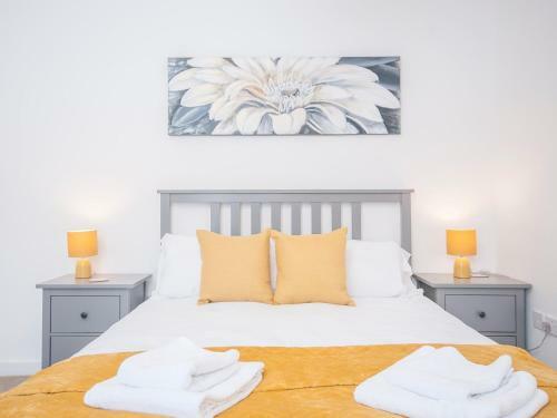Modern 2 Bedroom Apartment Next To Bay With Parking
