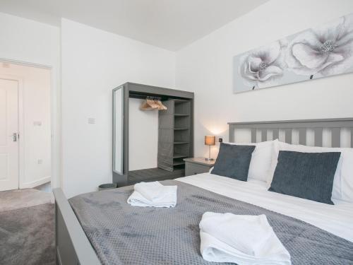 Modern 2 Bedroom Apartment Next To Bay With Parking