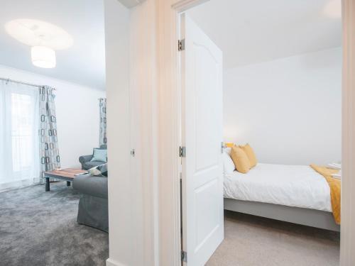 Modern 2 Bedroom Apartment Next To Bay With Parking