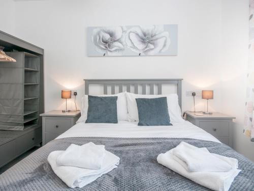 Modern 2 Bedroom Apartment Next To Bay With Parking