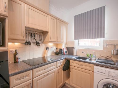 Modern 2 Bedroom Apartment Next To Bay With Parking
