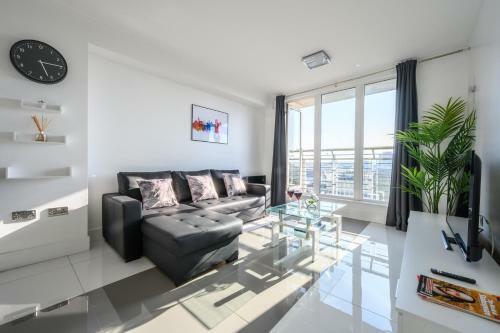 Apartamento Skyline, By T? Sa - Stay Central With Free Parking