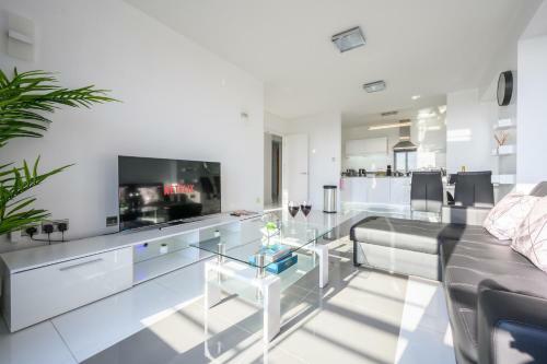 Apartamento Skyline, By T? Sa - Stay Central With Free Parking
