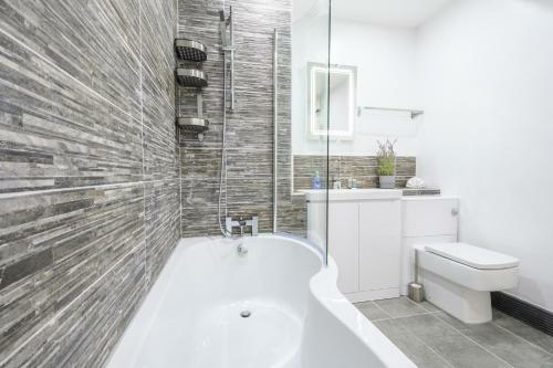 Apartamento Skyline, By T? Sa - Stay Central With Free Parking