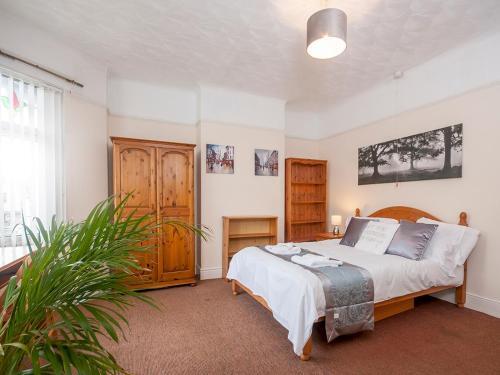 Spacious Victorian 4 Bed House Near Heath Hospital