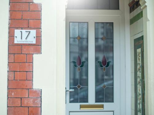 Spacious Victorian 4 Bed House Near Heath Hospital