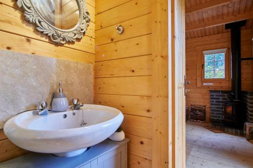 Homely 1-bed Log Cabin With Wood Burning Fire