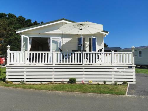 Impeccable 3-bed Lodge At Cayton Bay Holiday Park