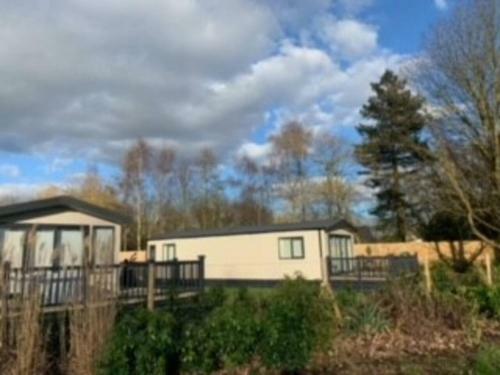 Captivating Bluebell Lodge 2-bed Cotswolds Caravan