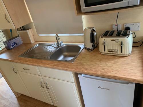 Lovely 3-bed Caravan In Clacton-on-sea