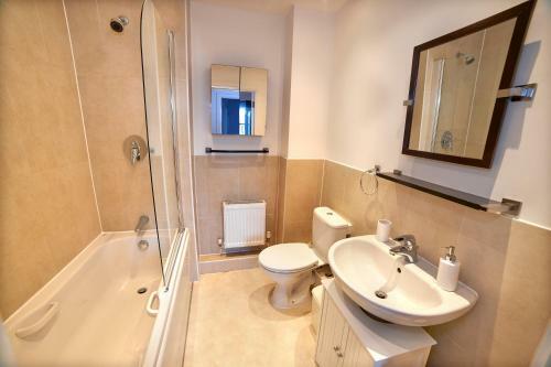 Clarendon Heights - Stylish Two-bedroom Apartment