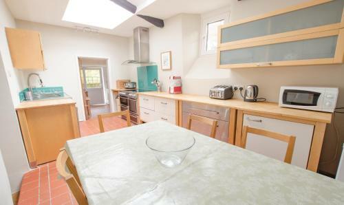 Berry Cottage Croyde | 4 Bedrooms / Sleeps 7-9 / Dog Friendly