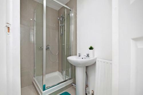 Dagenham 4 Bedhouse Rm10